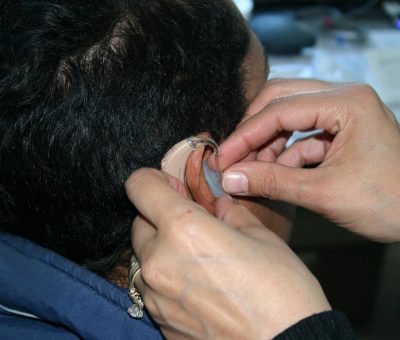 Mejora INGUDIS vida de guanajuatenses tras entrega de equipos auditivos