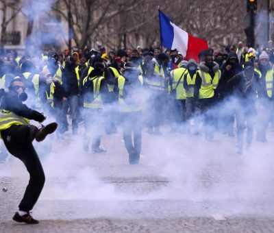 Chalecos amarillos piden a franceses retirar dinero de bancos