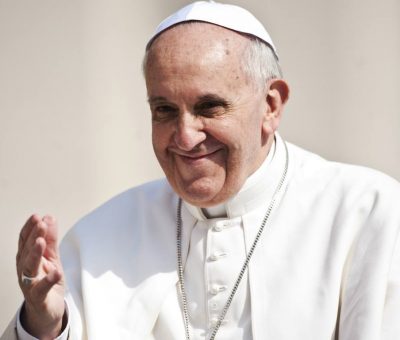 Papa Francisco habla sobre abuso infantil y migrantes de regreso a Roma