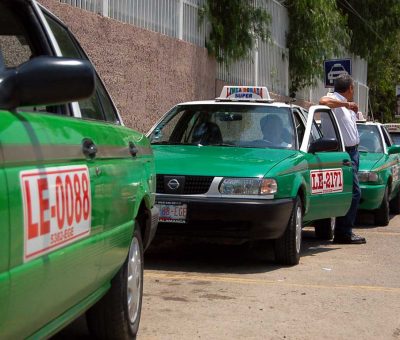 Resienten taxistas primer mes con desabasto de gasolina