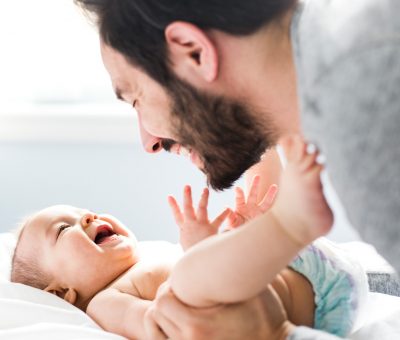 Aprueban en España permisos de paternidad igualitarios