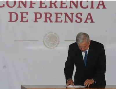 Presidente López Obrador firma compromiso de no reelección.
