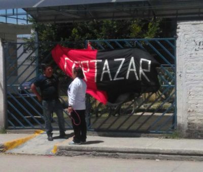 Con marcha respaldan a docente despedida sin justificación en Cortazar
