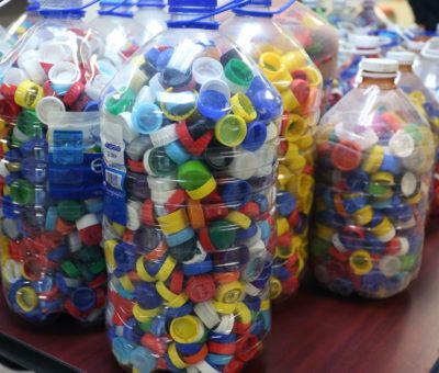 Empleados del ISSSTE Recolectan media tonelada de tapas de plástico en apoyo a los niños con cáncer