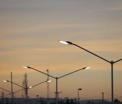Avanza  instalación de nuevas luminarias; tiene avance del 40 por ciento