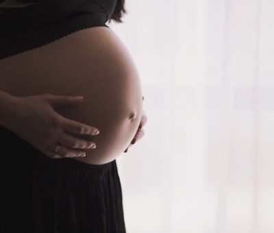 Bebés que nacen por cesárea podrían tener más riesgo de obesidad y asma
