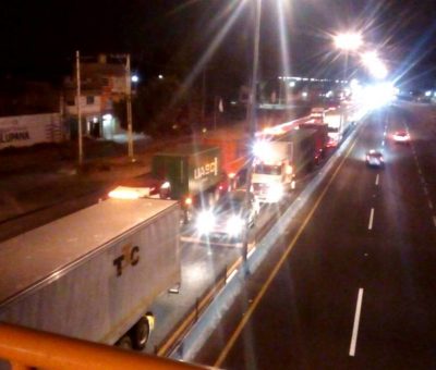 Caída de puente peatonal provoca caos en carretera Apaseo el Alto-Querétaro