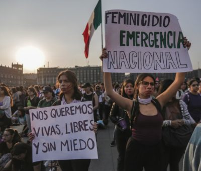 Mujeres protestan ante diario por publicación de fotos de víctima