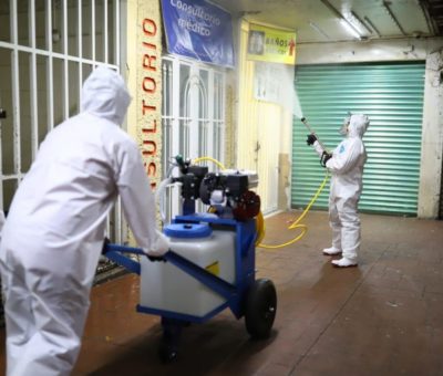 Desinfectan diferentes lugares públicos en la ciudad de Celaya
