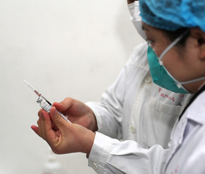Militares chinos probarán primera vacuna contra COVID-19