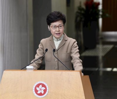 Impone Hong Kong primeras sanciones por violar cuarentena