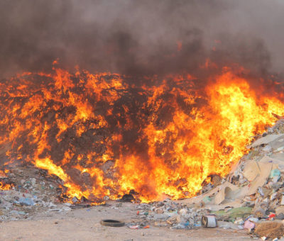 Incendio consume media tonelada de basura en relleno sanitario