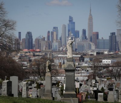 Nueva York recurrirá a entierros temporales por pandemia