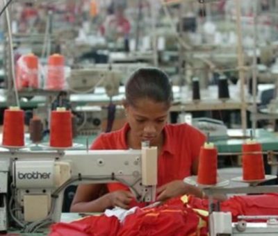 Empresas fabrican cubrebocas e indrumentaria médica dando empleo a mil 800 trabajadores en Moroleón