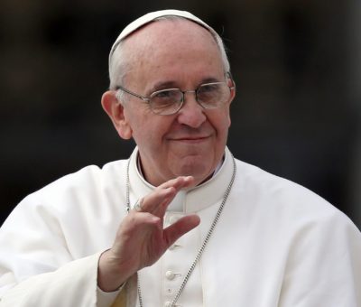 Papa pide tener presentes a refugiados y migrantes en esta crisis