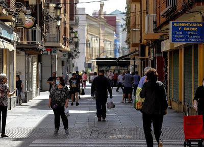 España vive primera jornada de reaperturas de negocios
