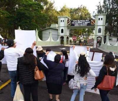 Manifestantes de Veracruz se presentan durante visita de Andrés Manuel López Obrador