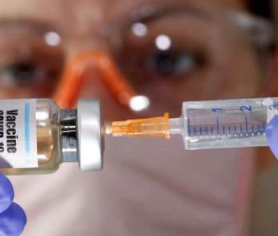 En Estados Unidos darán prioridad a personas vulnerables para aplicarse la vacuna contra COVID-19