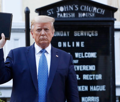 «Una pena» fotografia de Trump con la Biblia Irán