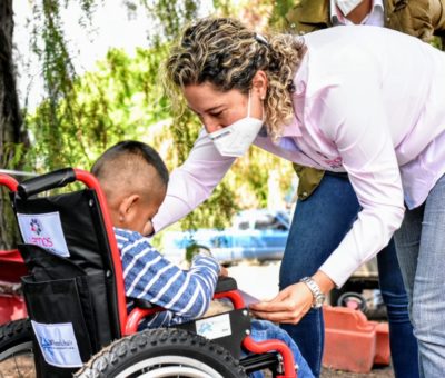 Alumnos de preescolar reciben silla de ruedas