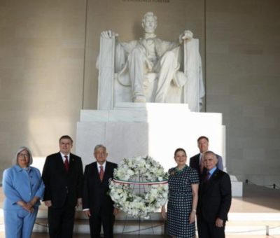 AMLO depositó ofrendas florales en monumentos de Washington