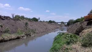 Realiza Obras Públicas desazolve y limpieza en canales y caminos de Apaseo el Grande