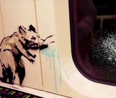 El artista urbano ‘Banksy’ interviene Metro de Londres para fomentar el uso del cubrebocas