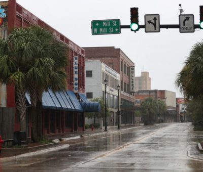 Daños menores en Estados Unidos tras llegada de huracán Laura