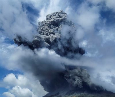 Desalojan isla indonesia por erupción volcánica
