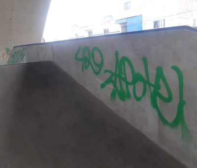 Buscan a responsables de vandalismo en obra bajo el puente de Constituyentes 