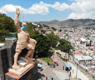 Autoridades sanitarias le colocan cubrebocas a la estatua de El Pípila