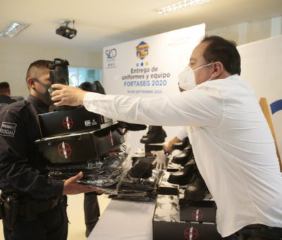 Alcalde de Silao entrega vestimenta táctica-policial a miembros de la Policía Municipal