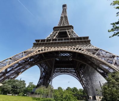 Por amenaza de bomba desalojan Torre Eiffel