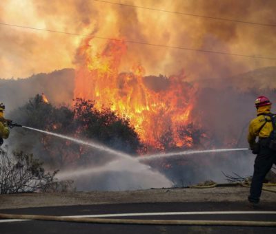 Desalojan a 200 personas por incendios en California