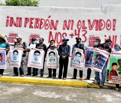 Padres de normalistas de Ayotzinapan protestan en FGR