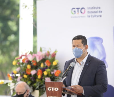 Entrega Gobernador presea “Eugenio Trueba Olivares” al maestro José Suárez