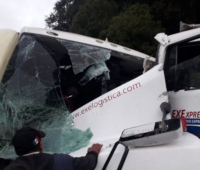 Choque entre tráiler y autobús en la Naucalpan-Toluca deja al menos 18 lesionados