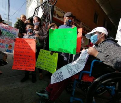 Familiares y pacientes de cáncer se manifiestan por falta de medicamentos en Celaya