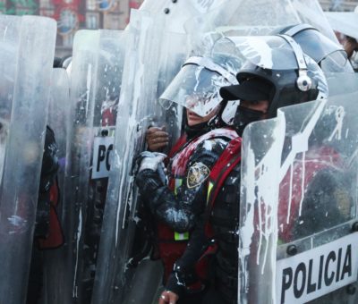 Policías confrontan marcha de mujeres mexicanas frente a Palacio Nacional