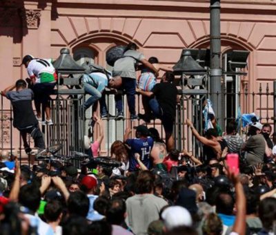 Disturbios en el velatorio de Maradona, desatan cruces políticos en Argentina