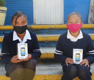 Estudiantes del Noreste reciben tecnología celular para continuar con la educación a distancia