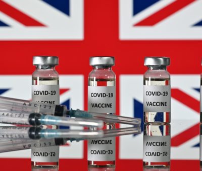 Reino Unido planea dosis de refuerzo para nuevas variantes de COVID-19