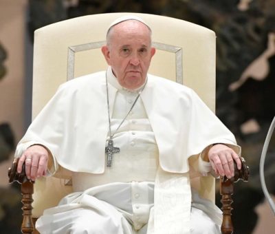 Papa ordena bajar el sueldo a personal del vaticano entre ellos a cardenales.