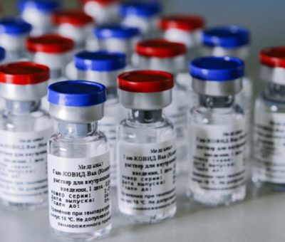 Mandatario estadounidense promete 500 millones más de dosis de vacuna COVID-19