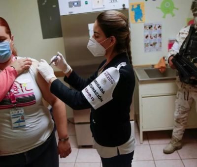 Gobierno vacunará a maestros de cinco estados para reiniciar clases