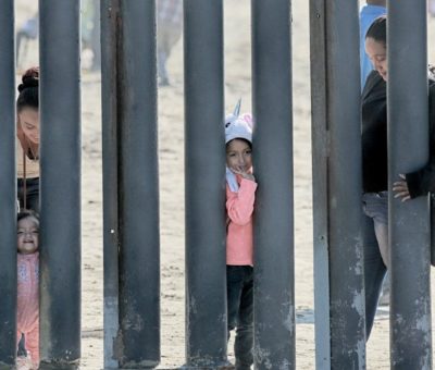 Rescatan a niños abandonados en la frontera de Estados Unidos con México