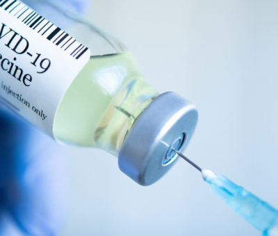 En Reino Unido al menos siete personas han muerto por coágulos tras vacunarse con AstraZeneca