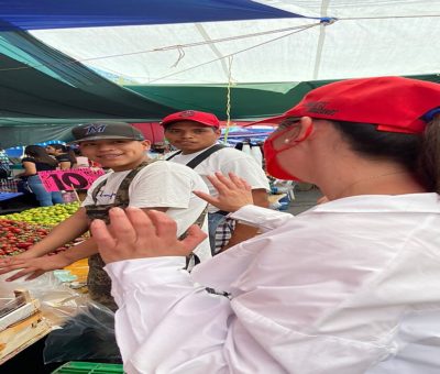 Nancy  Fonseca candidata del Partido del Trabajo a la presidencia de León, escucha las necesidades de los comerciantes del tianguis de San Juan Bosco