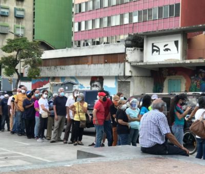 Médicos de país sudamericano denuncian “anarquía” en programa de vacunación contra COVID-19
