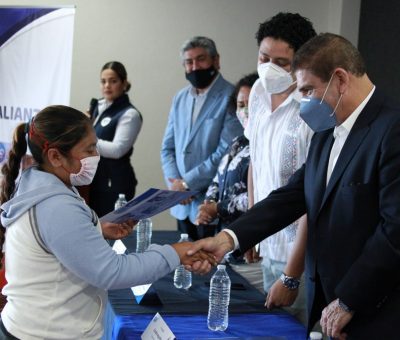 Reciben habitantes de San Luis de la Paz certificados de educación básica con INAEBA